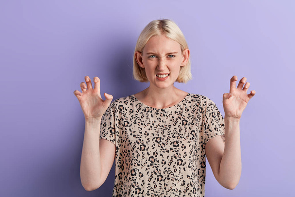 angry frustrated woman showing her claws - Fotoğraf, Görsel