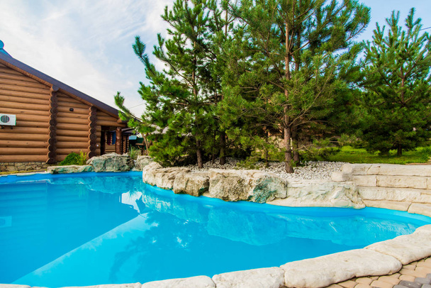 eau bleue dans la piscine dans la cour arrière-plan aménagement paysager de la cour
 - Photo, image