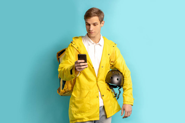 young caucasian delivery man in yellow unifrom - Foto, imagen