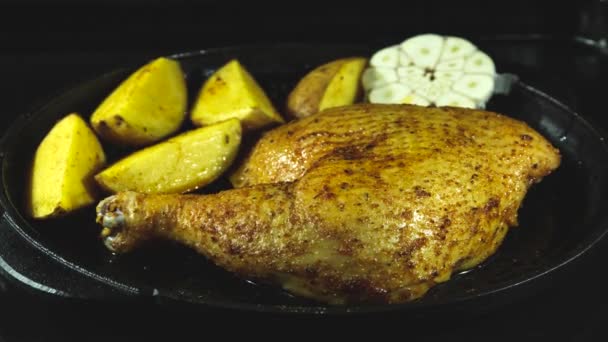 lapso de tiempo. pierna de pollo al horno y patatas al horno, proceso de cocción de cerca
 - Metraje, vídeo