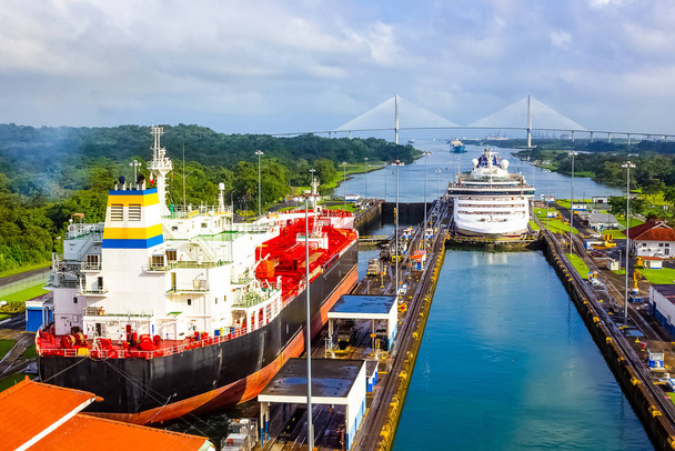 Vista del Canal de Panamá desde crucero
 - Foto, Imagen