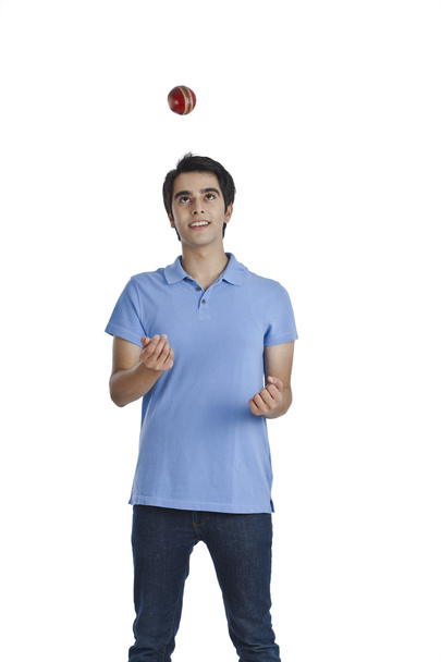 Man tossing a cricket ball - Foto, afbeelding