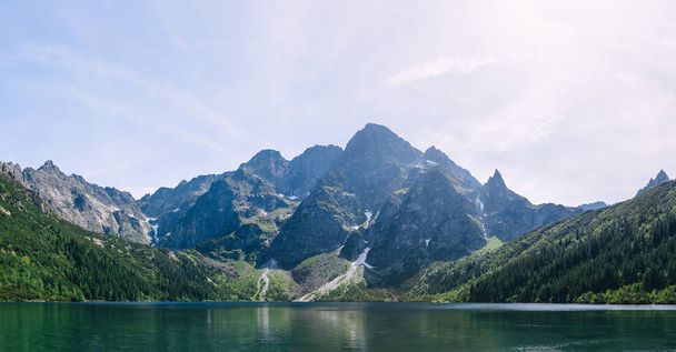 Удивительная природа, озеро в горах, летний пейзаж с блу
 - Фото, изображение