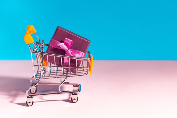 shopping cart. e-Commerce shopping. the concept of gift shopping, space for text, copy space. - Fotoğraf, Görsel