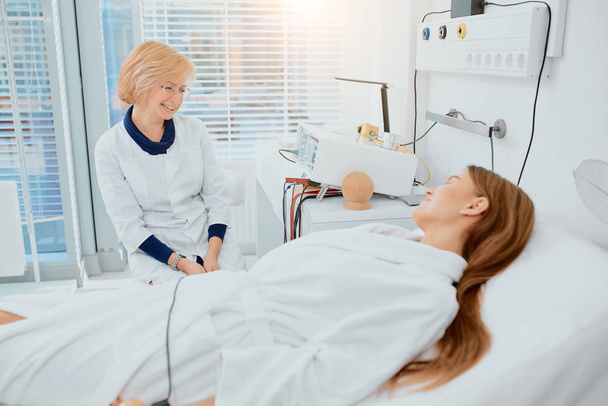 заботливая медсестра или врач всегда рядом со своим пациентом
 - Фото, изображение