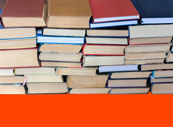 стопка книг на красно-оранжевом фоне пышной лавы, образовательный конк
 - Фото, изображение