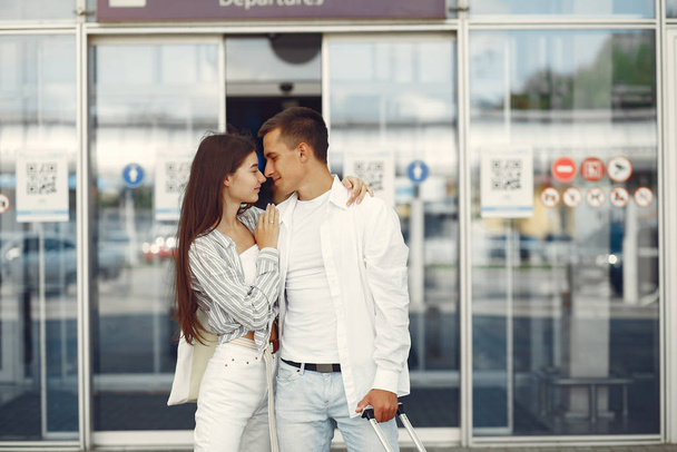 Bella coppia in piedi vicino all'aeroporto
 - Foto, immagini