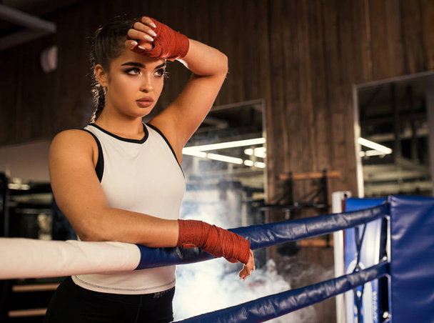 Boxer woman after intense training - Valokuva, kuva