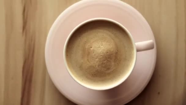 Ochtend koffiekopje met melk op marmeren steen plat leggen, warme drank op tafel plat, top view food videografie en recept inspiratie voor het koken vlog - Video