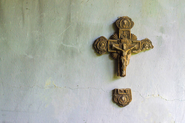 zdjęcie starego krzyża na ścianie - Zdjęcie, obraz