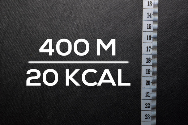 Texto 400 M - 200 KCAL escribir en mesa negra
. - Foto, Imagen