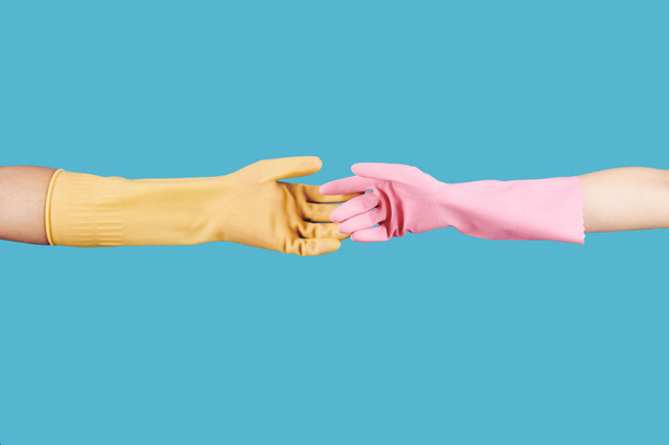 Люди в резиновых перчатках протягивают руки для рукопожатия
 - Фото, изображение