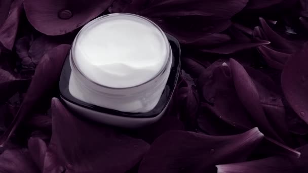 Crema idratante per la cura della pelle sensibile su petali di fiori e fondo d'acqua, scienza naturale per la pelle
 - Filmati, video