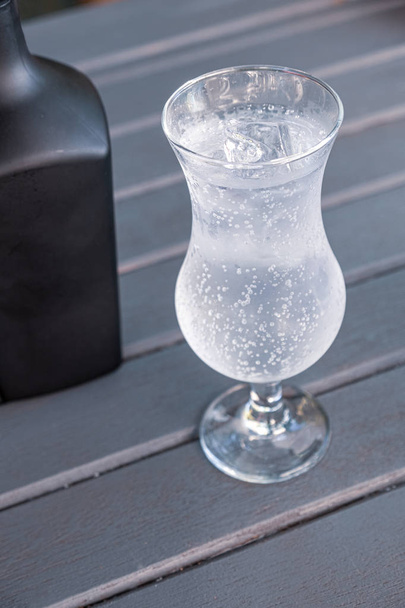 čerstvě připravený gin s tonikem - Fotografie, Obrázek