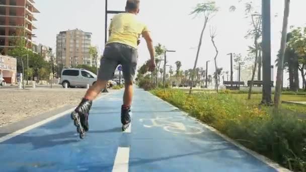 Urheilullinen mies rullaluistelu kaupungin puistossa
 - Materiaali, video