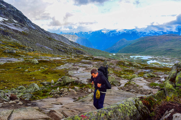 Escursione a Trolltunga, Norvegia
. - Foto, immagini