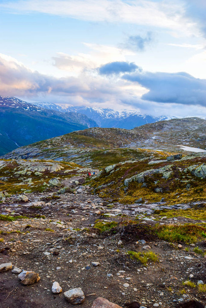Randonnée pédestre à Trolltunga, Norvège
. - Photo, image