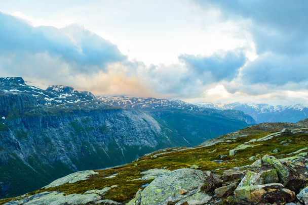 Wanderung nach Trolltunga, Norwegen. - Foto, Bild