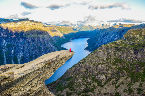 El turista en la Trolltunga, Noruega
. - Foto, Imagen