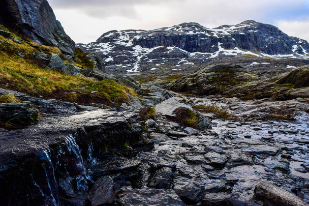 ノルウェーのトロルトゥンガへのハイキング旅行. - 写真・画像