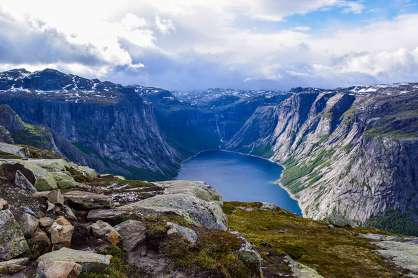 Norveç, Trolltunga 'ya yürüyüş gezisi. - Fotoğraf, Görsel