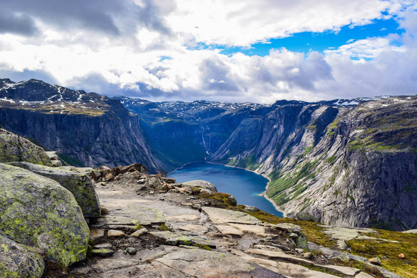 ノルウェーのトロルトゥンガへのハイキング旅行. - 写真・画像