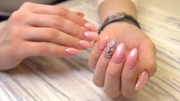 Met roze Close Up View, slow motion Vrouwelijke handen manicure close-up zicht. Delicaat voorjaar manicure. - Video