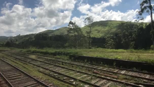 Ella, Sri Lanka, train stop amid mountains - Video, Çekim