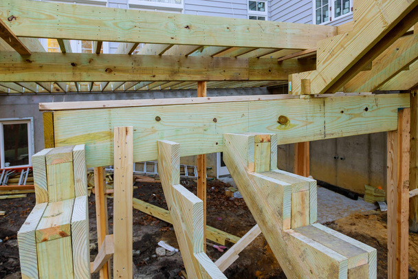 Costruire un patio con pavimento in legno portico nel patio al di fuori della nuova casa
 - Foto, immagini