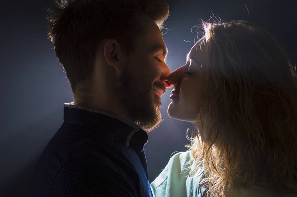 retrato foto de una sexy pareja joven en pre beso en corrientes de luz
 - Foto, Imagen