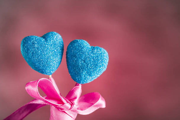 Мармелад в цукрово-блакитному у вигляді сердець на паличках з б
 - Фото, зображення