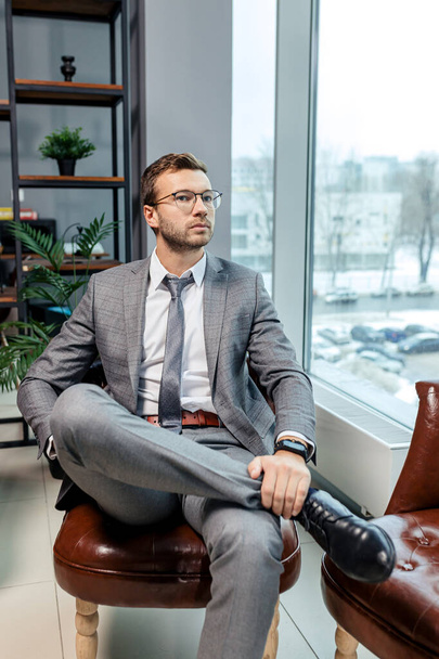 attractive young business man in office - Фото, зображення