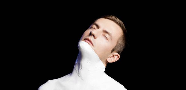 πορτρέτο ενός άντρα σώμα και μέρος του προσώπου σε λευκό χρώμα - Φωτογραφία, εικόνα