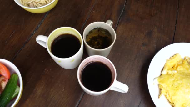 Trois amis clink tasses avec des boissons chaudes au petit déjeuner
  - Séquence, vidéo