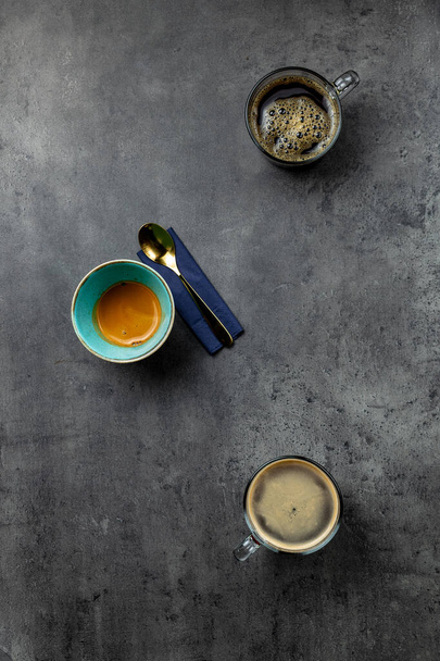 3 Tassen Kaffee auf grauem Hintergrund mit negativer Ansicht von oben - Foto, Bild