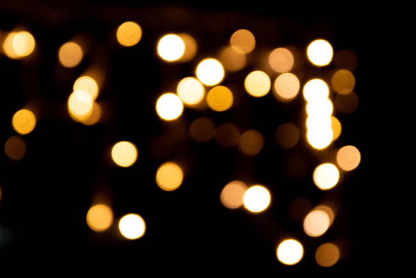 Fond de bokeh doré brillant pour des célébrations festives comme Noël, Silvester et une bonne fête de nouvelle année ainsi que des cartes d'invitation élégantes pour célébrer avec la pluie de paillettes et de nobles invités ensemble - Photo, image