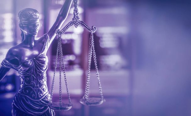 Recht en orde, juridisch symbool de schalen van Justitie tegen een kleurrijke achtergrond. - Foto, afbeelding