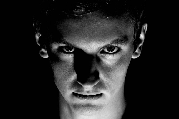 bir adamın siyah beyaz dramatik portresi - Fotoğraf, Görsel