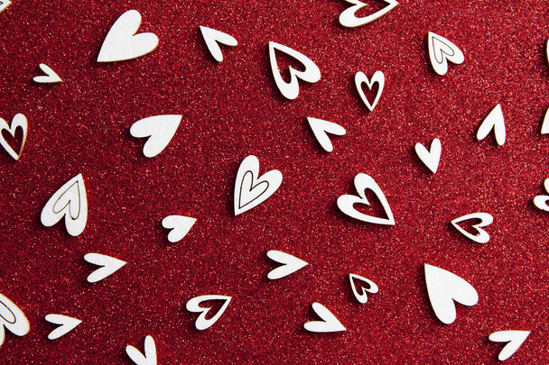 Valkoiset sydämet punaisella kimalluksella. Ystävänpäivä, Svalb
 - Valokuva, kuva