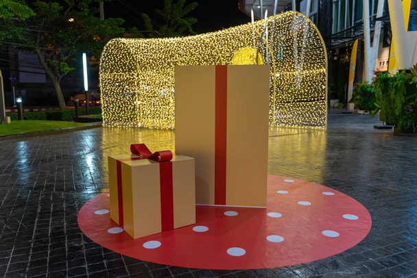 огромный подарочный коробок в качестве украшения в торговом центре
 - Фото, изображение