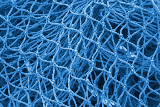 Fondo abstracto con textura de red de pesca tonificada en azul monocromo
 - Foto, imagen