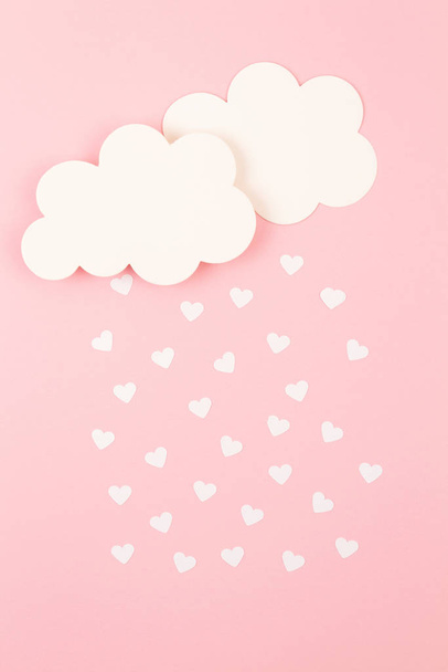 Papel blanco corazones y nubes sobre fondo rosa. Fondo abstracto con formas cortadas en papel. San Valentín, día de la madre, tarjetas de felicitación de cumpleaños, invitación, celebración
 - Foto, Imagen