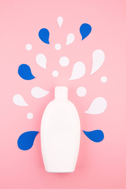 Kozmetikai palack pasztell modern papír háttér papír vágott fröccsenés. A termékcsomag-márkaépítés modellje - Fotó, kép