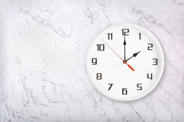 Horloge murale ronde blanche sur fond de marbre
 - Photo, image