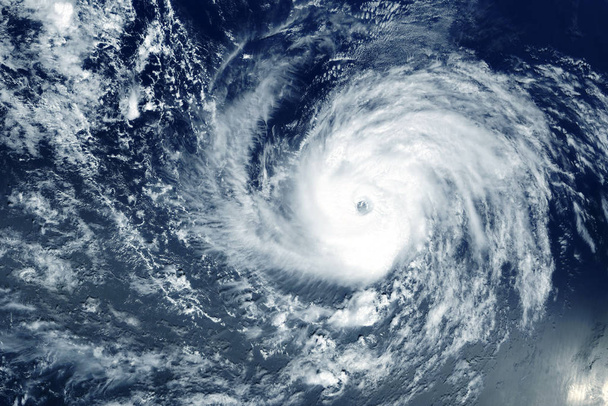 Taifun aus dem All in Küstennähe. Elemente dieses Bildes wurden von der nasa. - Foto, Bild