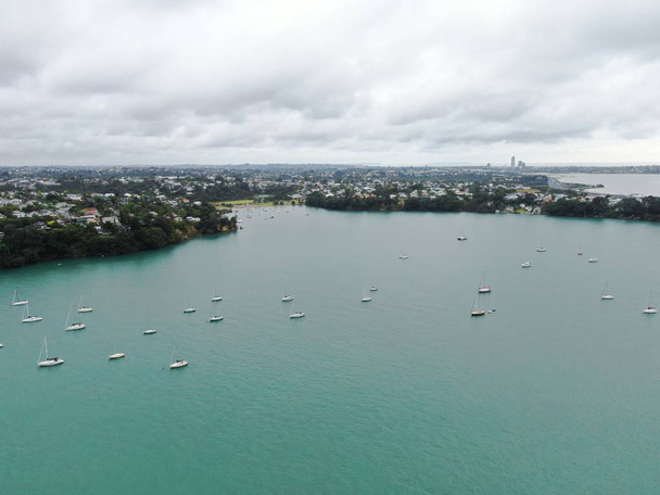 Viaduct Harbour, Auckland / New Zealand - December 30, 2019: The Amazing Auckland Harbour Bridge, the marina bay, beaches, and the general cityscape of Auckland New Zealand - Φωτογραφία, εικόνα