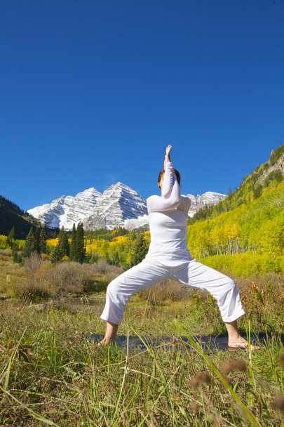 Yoga in den Bergen im Herbst - Foto, Bild