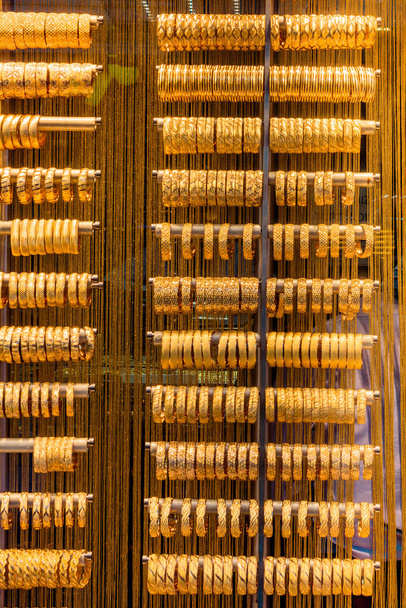 Kauppa näyttö kymmeniä kultaisia rannekkeita
 - Valokuva, kuva