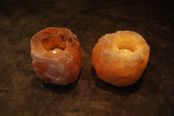 Duas duas velas de lâmpada de sal do Himalaia lado a lado
 - Foto, Imagem