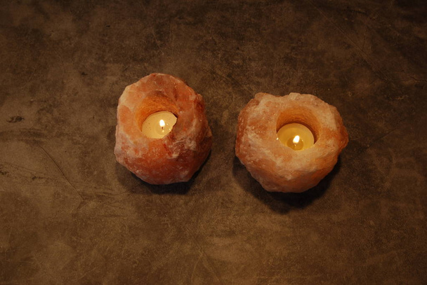 Deux bougies de lampe de sel de l'Himalaya dans un cadre rustique naturel
 - Photo, image